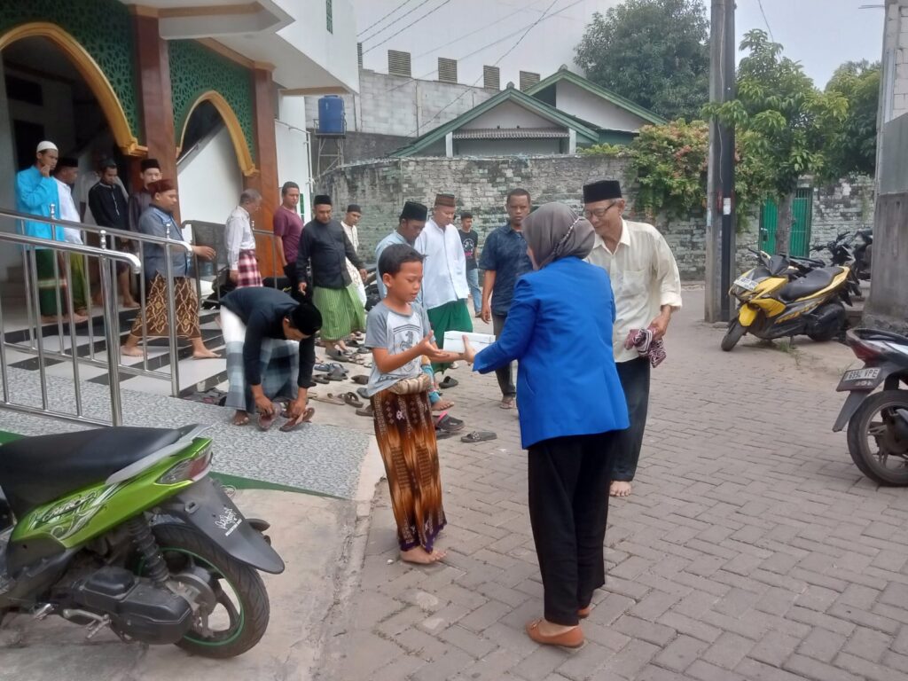 Jum'at berbagi berkah di Masjid lingkungan yayasan