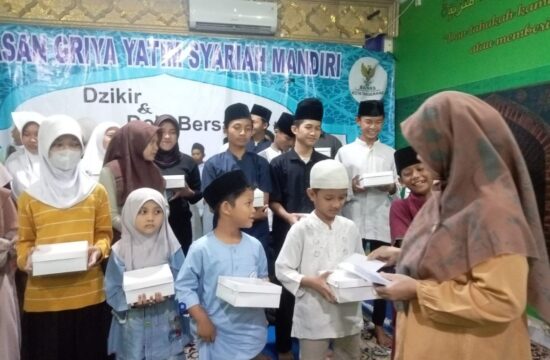 Sedekah menyantuni Yatim Duafa