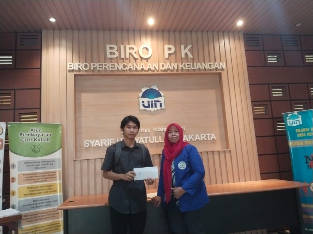 GYS Foundation mengantar Akbar untuk melanjutkan kuliah di UIN Syarif Hidayatullah Jakarta. UKT