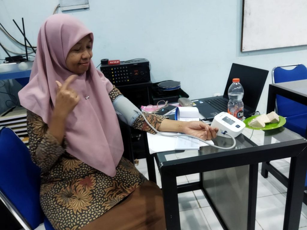 Pengecekan kesehatan relawan gys