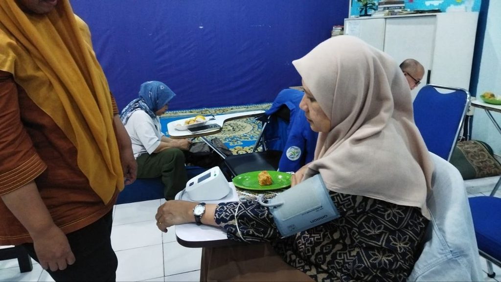 Pengecekan kesehatan relawan gys