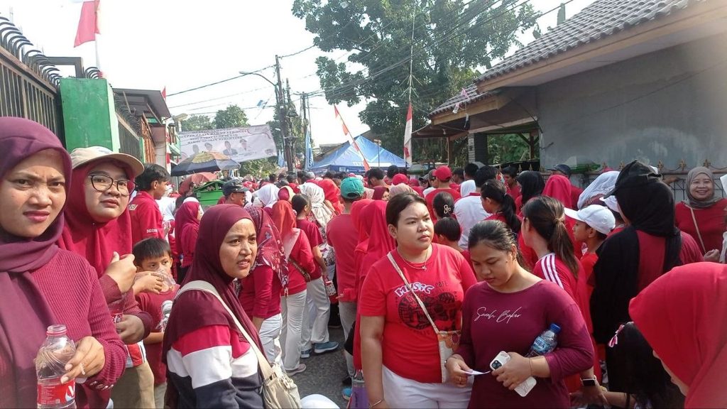 GYS mengikuti jalan santai bersama masyarakat Kelurahan Parung Serab dalam rangka HUT RI ke-81