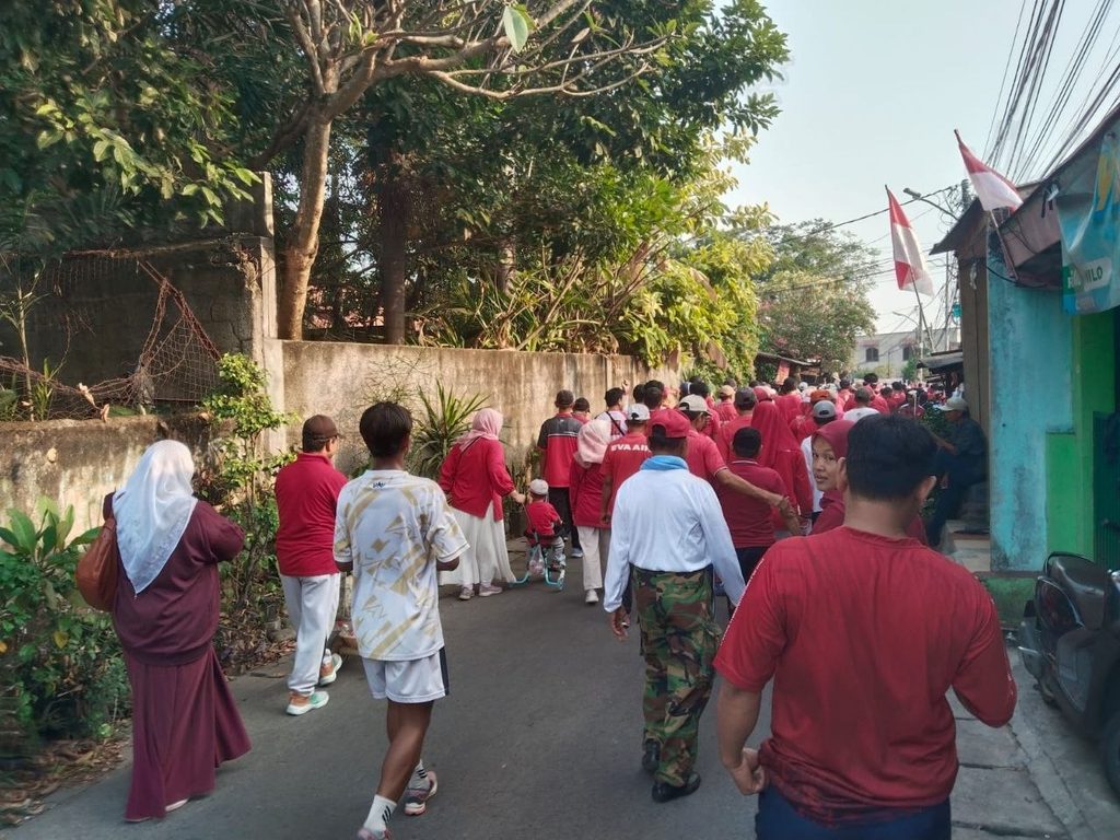 GYS mengikuti jalan santai bersama masyarakat Kelurahan Parung Serab dalam rangka HUT RI ke-81