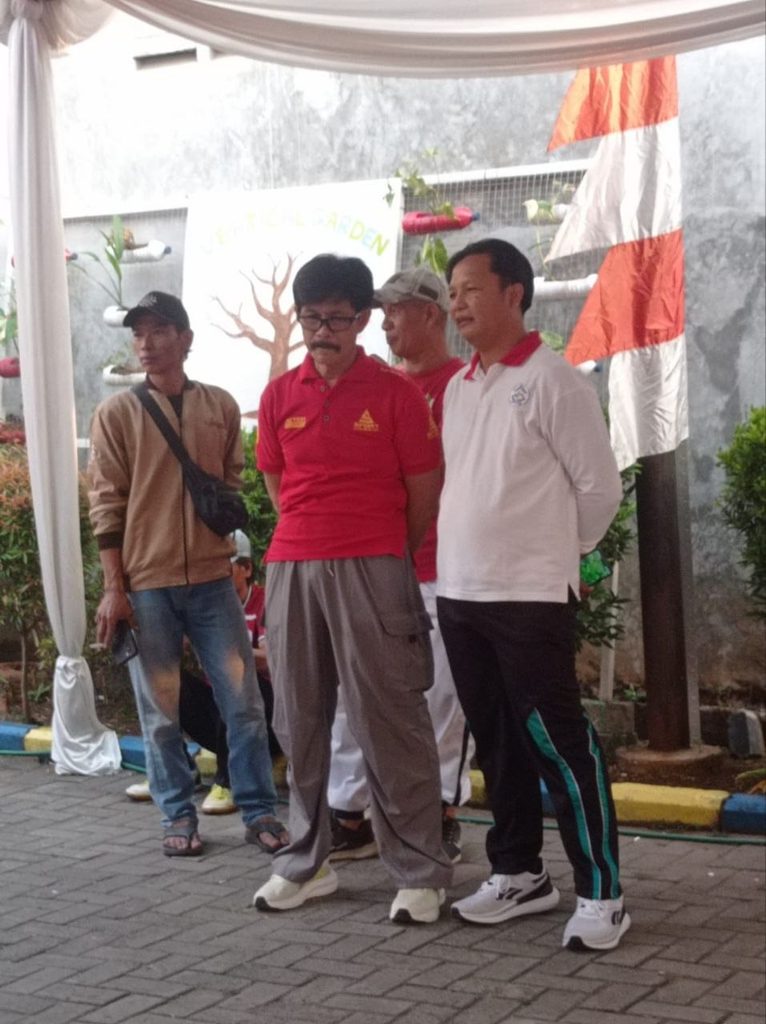 GYS mengikuti jalan santai bersama masyarakat Kelurahan Parung Serab dalam rangka HUT RI ke-81