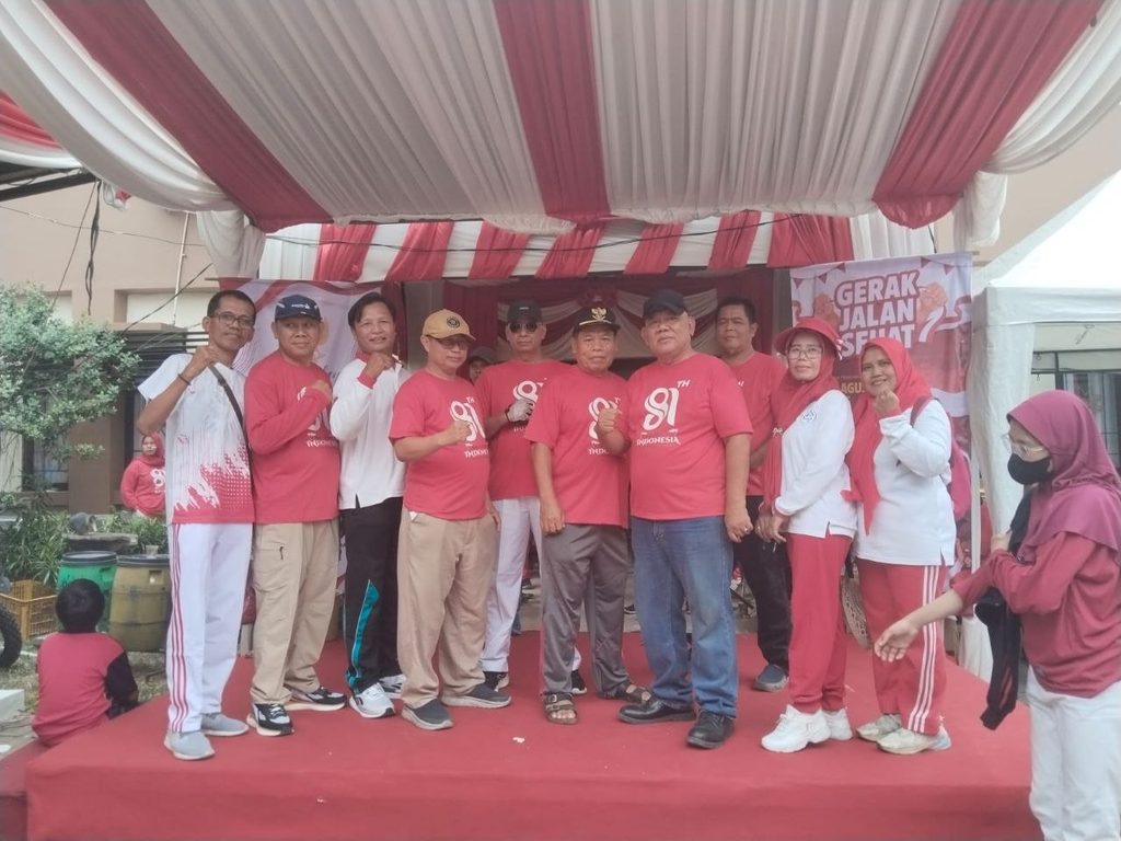 GYS mengikuti jalan santai bersama masyarakat Kelurahan Parung Serab dalam rangka HUT RI ke-81