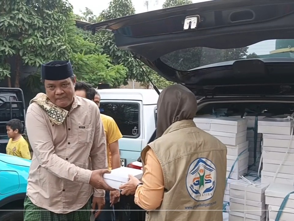 Kegiatan berbagi nasi box Jumat Berkah GYS di Masjid Al Mawa