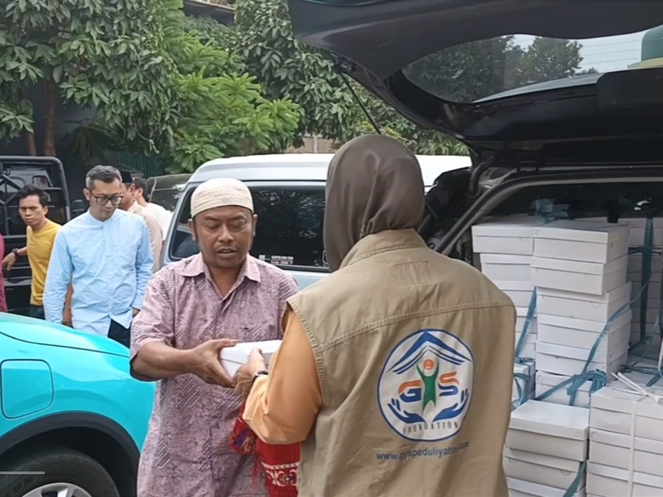 Kegiatan berbagi nasi box Jumat Berkah GYS di Masjid Al Mawa