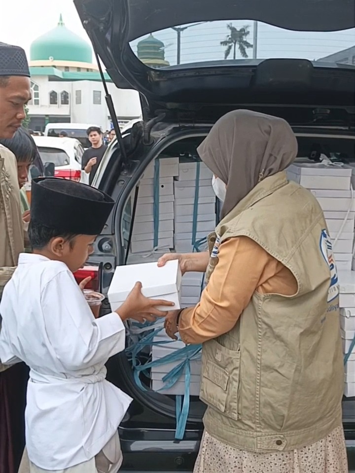 Kegiatan berbagi nasi box Jumat Berkah GYS di Masjid Al Mawa