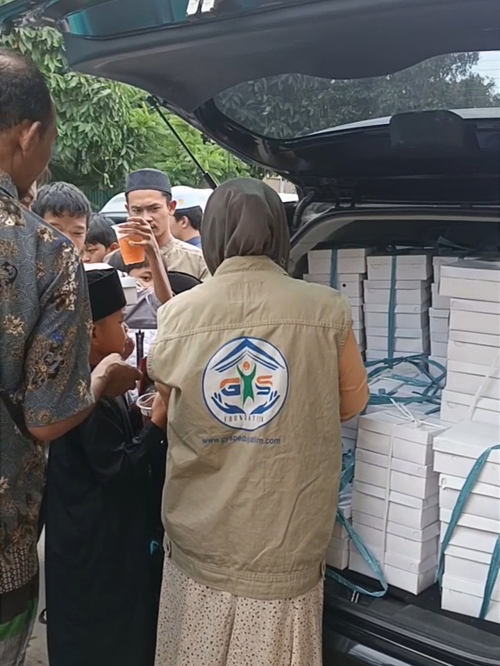Kegiatan berbagi nasi box Jumat Berkah GYS di Masjid Al Mawa
