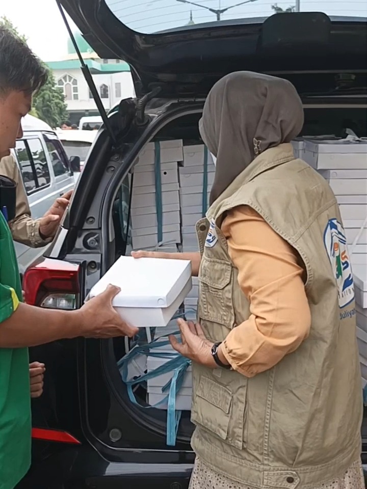 Kegiatan berbagi nasi box Jumat Berkah GYS di Masjid Al Mawa