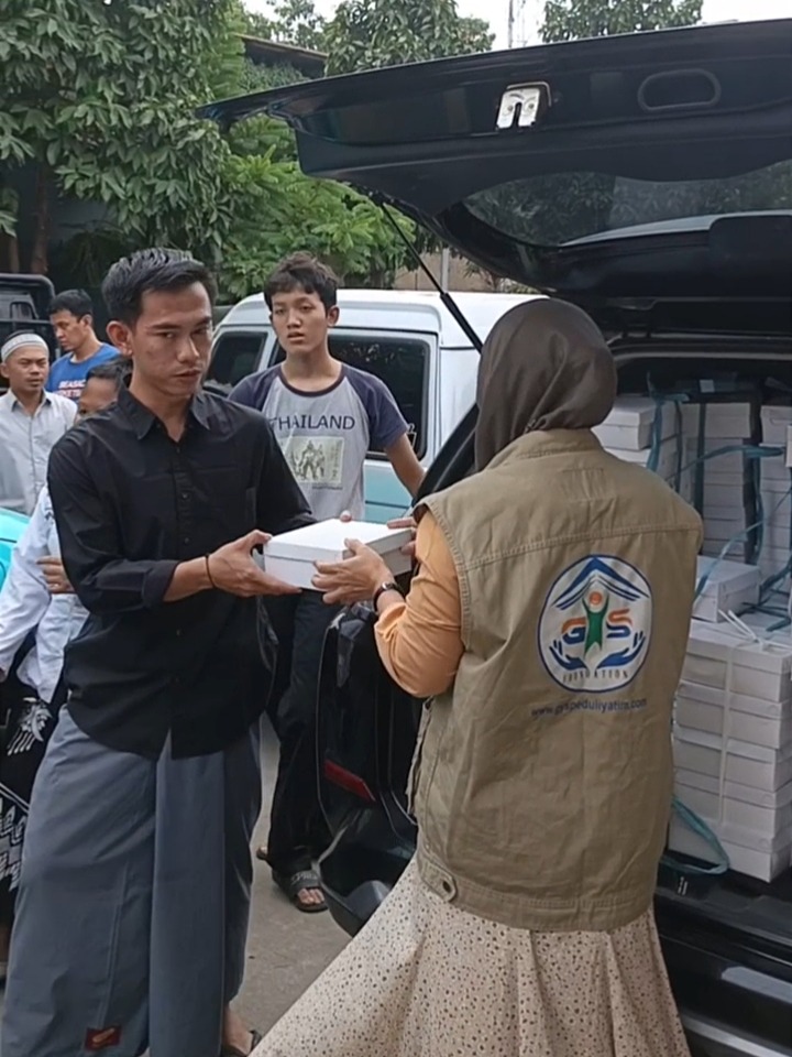 Kegiatan berbagi nasi box Jumat Berkah GYS di Masjid Al Mawa