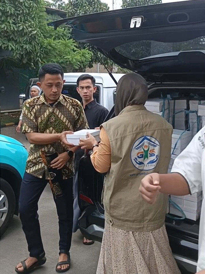 Kegiatan berbagi nasi box Jumat Berkah GYS di Masjid Al Mawa