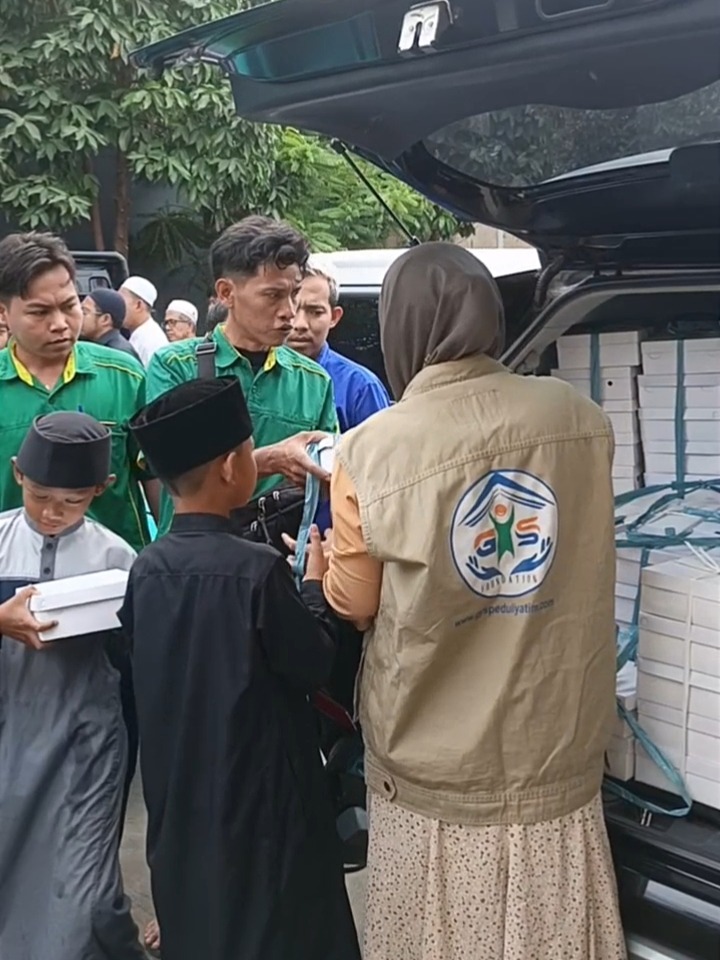 Kegiatan berbagi nasi box Jumat Berkah GYS di Masjid Al Mawa