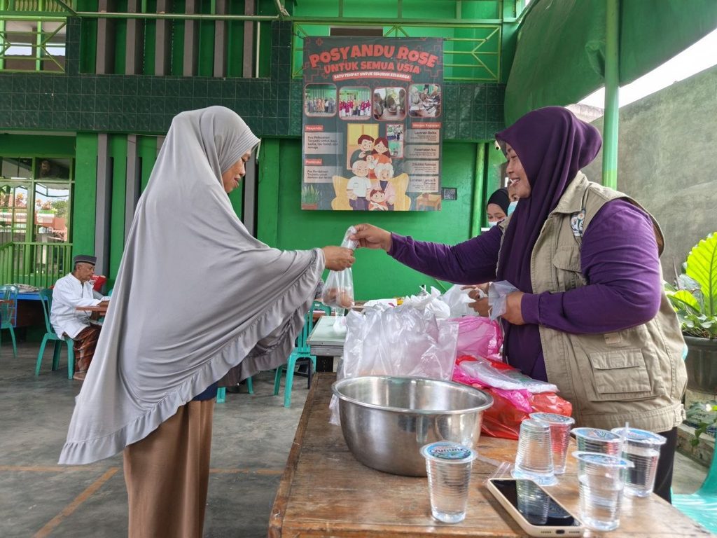 Kegiatan Posbindu lansia bersama GYS dan Posyandu Rose di Parung Serab