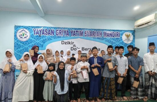 Kegiatan Santunan Jumat Berkah GYS bersama penerima manfaat
