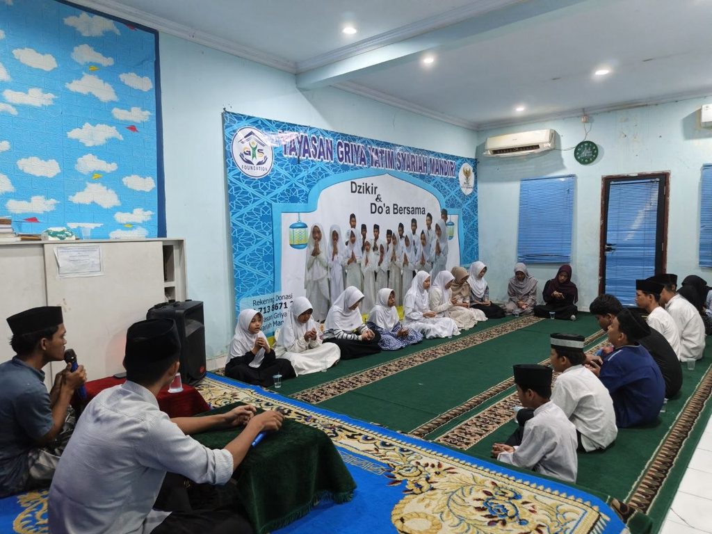 Kegiatan Santunan Jumat Berkah GYS bersama penerima manfaat