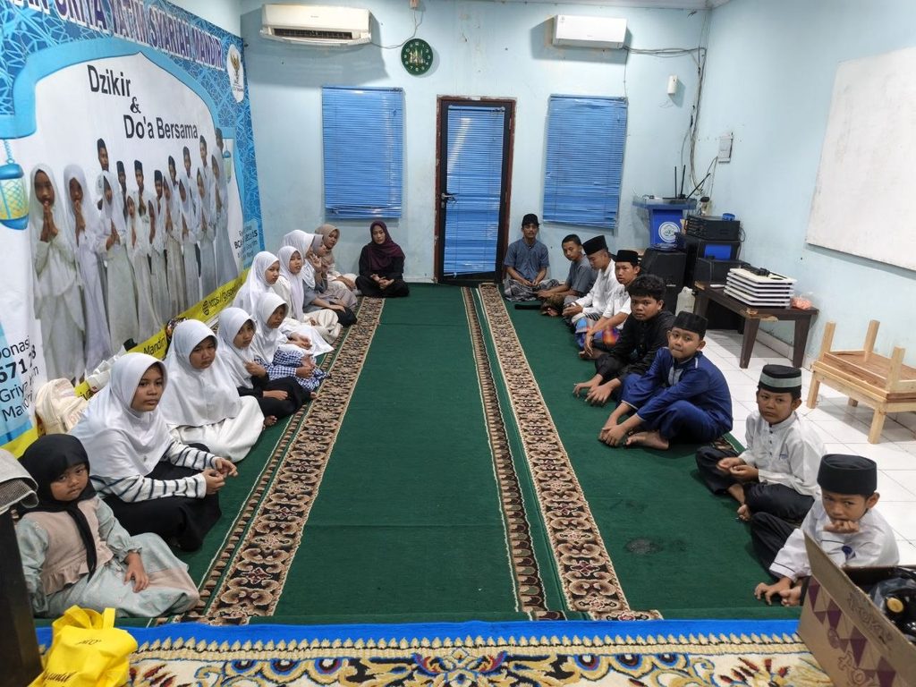 Kegiatan Santunan Jumat Berkah GYS bersama penerima manfaat
