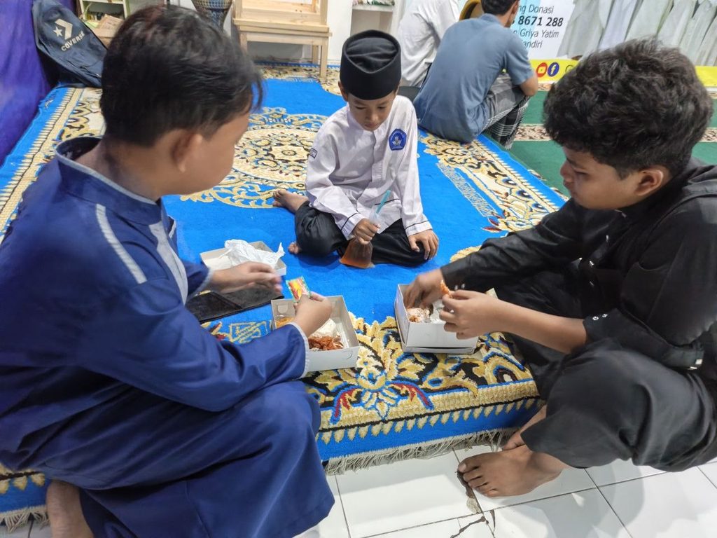 Kegiatan Santunan Jumat Berkah GYS bersama penerima manfaat