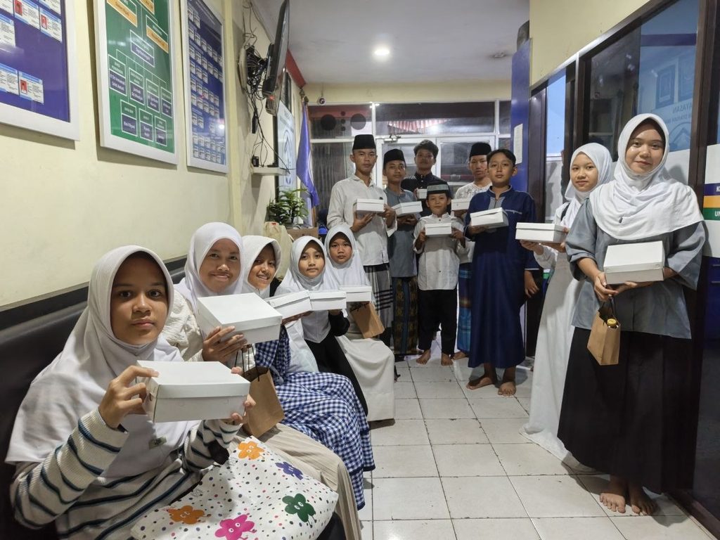 Kegiatan Santunan Jumat Berkah GYS bersama penerima manfaat