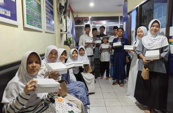 Kegiatan santunan pekanan dalam program Jumat Berkah GYS