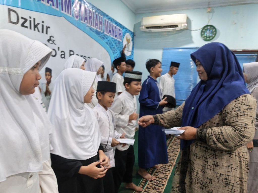 Kegiatan Santunan Jumat Berkah GYS bersama penerima manfaat