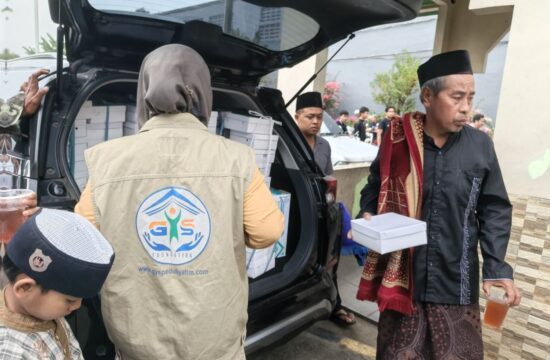 Kegiatan berbagi nasi box Jumat Berkah GYS di Masjid Al Mawa