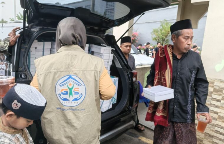 Kegiatan berbagi nasi box Jumat Berkah GYS di Masjid Al Mawa