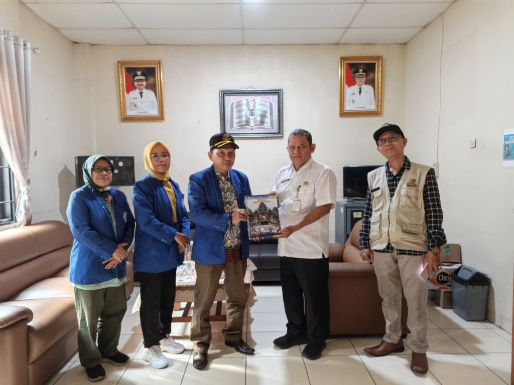 Silaturahmi GYS ke Kelurahan Parung Serab dan penyerahan buletin GYS kepada Lurah Endang Suardi