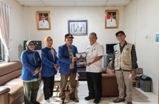 Silaturahmi GYS ke Kelurahan Parung Serab dan penyerahan buletin GYS kepada Lurah Endang Suardi