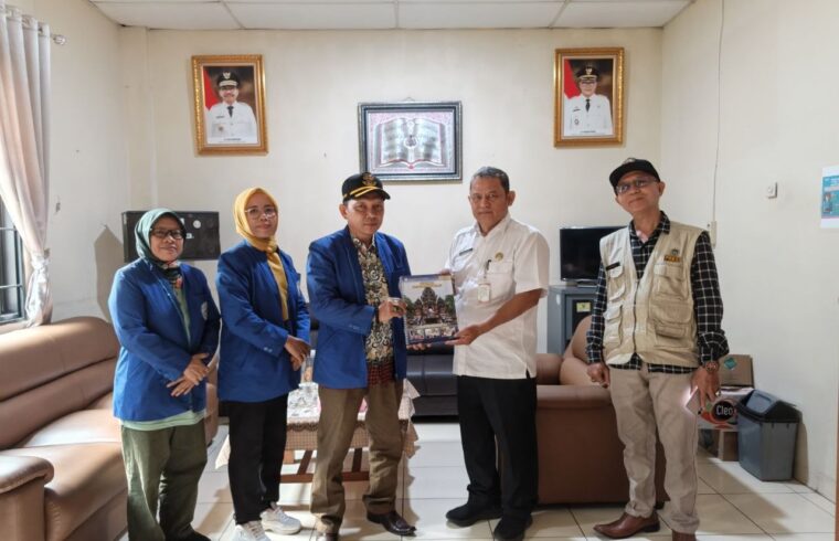 Silaturahmi GYS ke Kelurahan Parung Serab dan penyerahan buletin GYS kepada Lurah Endang Suardi