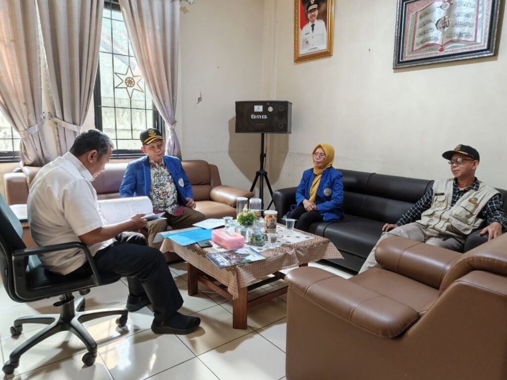 Silaturahmi GYS ke Kelurahan Parung Serab dan penyerahan buletin GYS kepada Lurah Endang Suardi