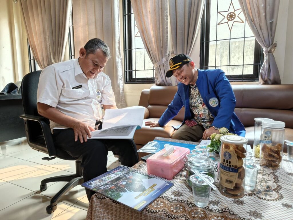 Silaturahmi GYS ke Kelurahan Parung Serab dan penyerahan buletin GYS kepada Lurah Endang Suardi