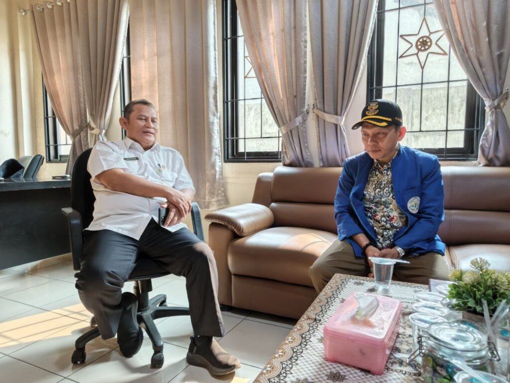 Silaturahmi GYS ke Kelurahan Parung Serab dan penyerahan buletin GYS kepada Lurah Endang Suardi