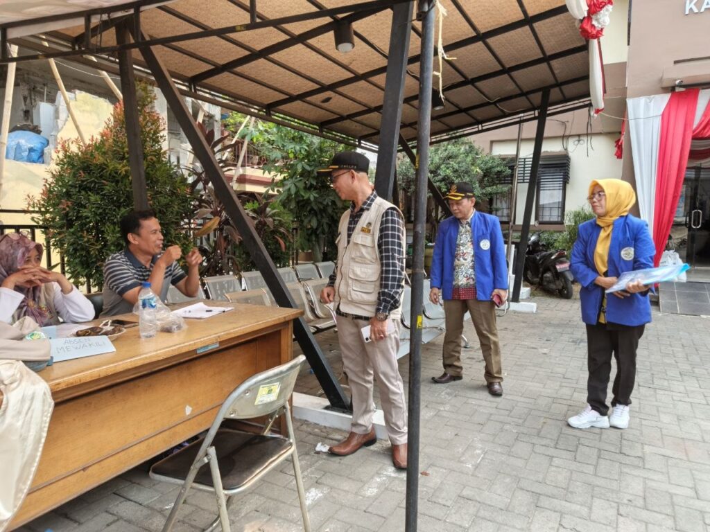 Silaturahmi GYS ke Kelurahan Parung Serab dan penyerahan buletin GYS kepada Lurah Endang Suardi