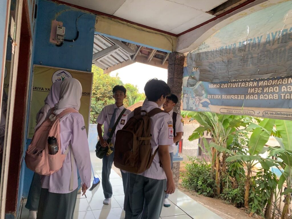 Kunjungan siswa SMA Negeri 1 Pandeglang dalam pembuatan taman baca Griya Belajar GYS Pandeglang