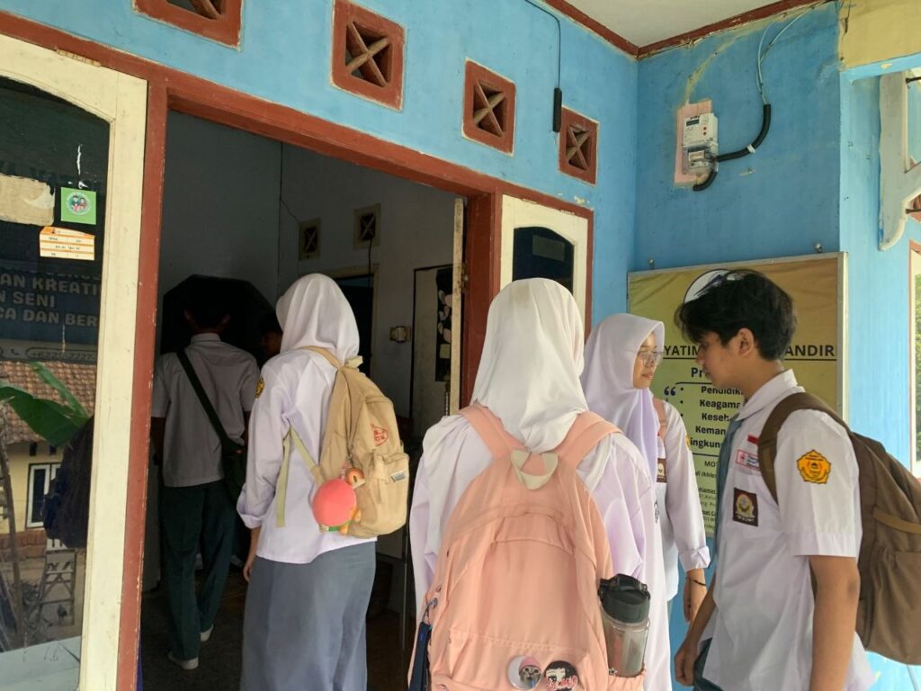 Kunjungan siswa SMA Negeri 1 Pandeglang dalam pembuatan taman baca Griya Belajar GYS Pandeglang