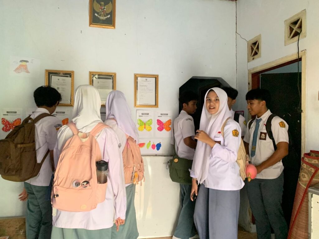 Kunjungan siswa SMA Negeri 1 Pandeglang dalam pembuatan taman baca Griya Belajar GYS Pandeglang