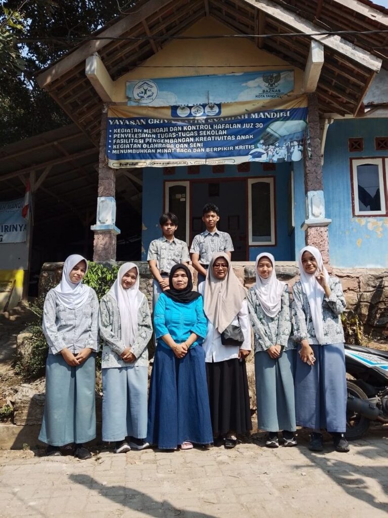 Kunjungan siswa SMA Negeri 1 Pandeglang dalam pembuatan taman baca Griya Belajar GYS Pandeglang