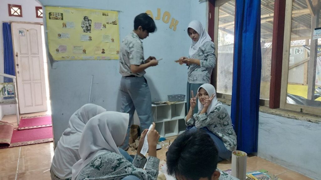 Kunjungan siswa SMA Negeri 1 Pandeglang dalam pembuatan taman baca Griya Belajar GYS Pandeglang