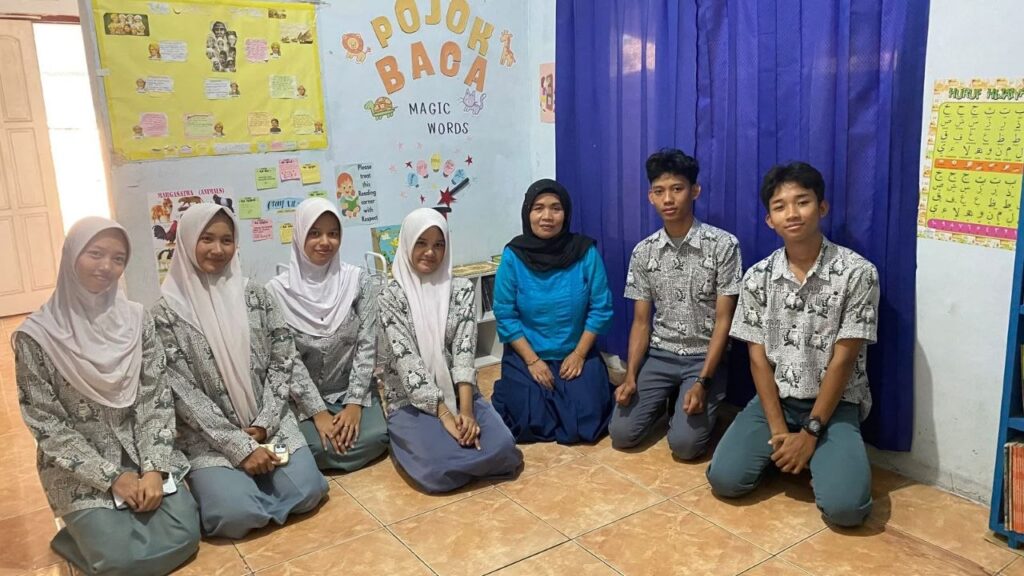 Kunjungan siswa SMA Negeri 1 Pandeglang dalam pembuatan taman baca Griya Belajar GYS Pandeglang