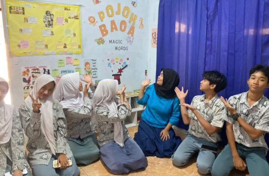 Kunjungan siswa SMA Negeri 1 Pandeglang dalam pembuatan taman baca Griya Belajar GYS Pandeglang