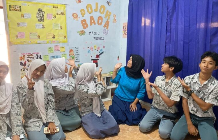 Kunjungan siswa SMA Negeri 1 Pandeglang dalam pembuatan taman baca Griya Belajar GYS Pandeglang