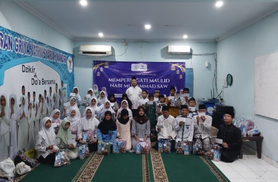 Anak-anak yatim dan dhuafa penerima santunan Maulid Nabi GYS tersenyum bahagia sambil memegang bingkisan gizi, alat sholat, dan uang tunai.