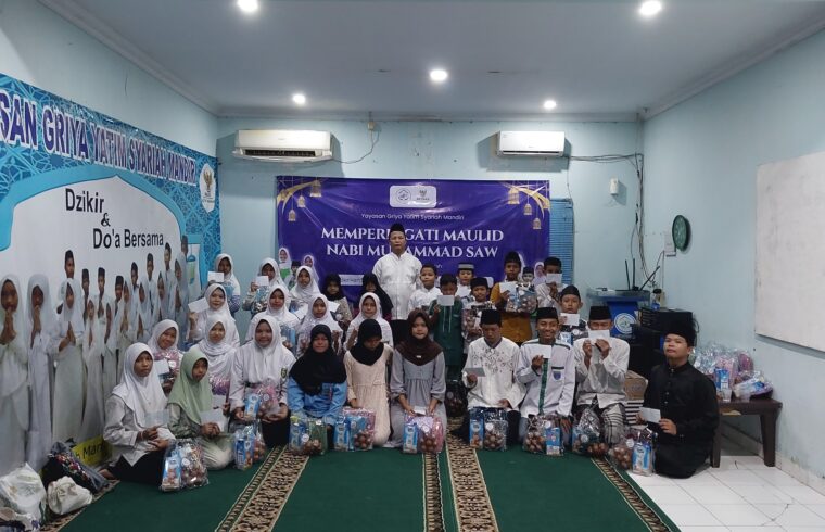 Anak-anak yatim dan dhuafa penerima santunan Maulid Nabi GYS tersenyum bahagia sambil memegang bingkisan gizi, alat sholat, dan uang tunai.