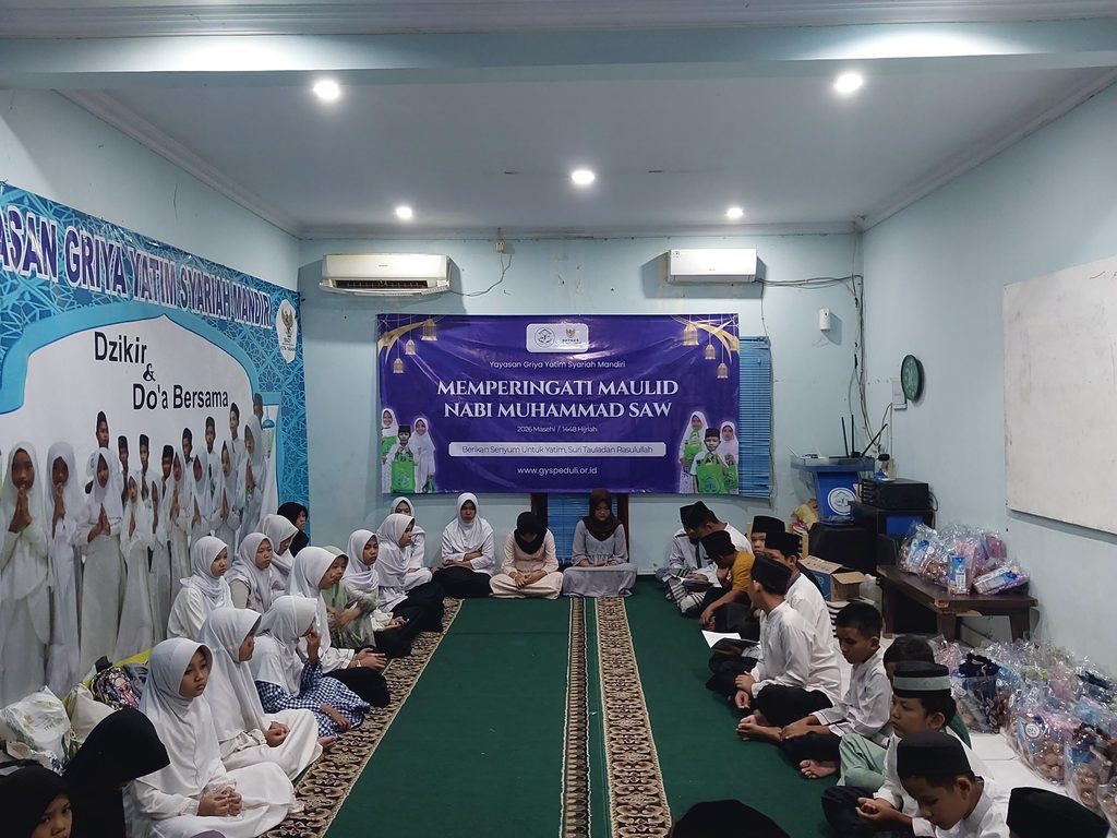 Anak-anak yatim dan dhuafa penerima santunan Maulid Nabi GYS tersenyum bahagia sambil memegang bingkisan gizi, alat sholat, dan uang tunai.