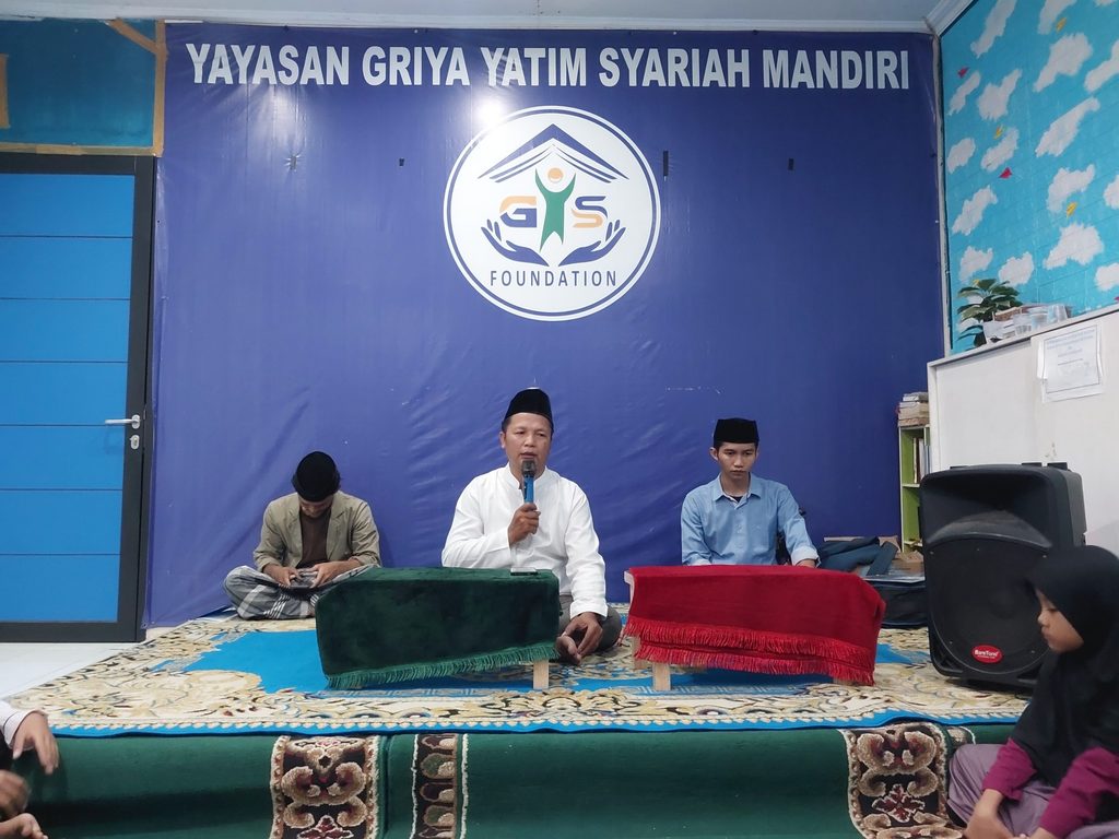 Anak-anak yatim dan dhuafa penerima santunan Maulid Nabi GYS tersenyum bahagia sambil memegang bingkisan gizi, alat sholat, dan uang tunai.