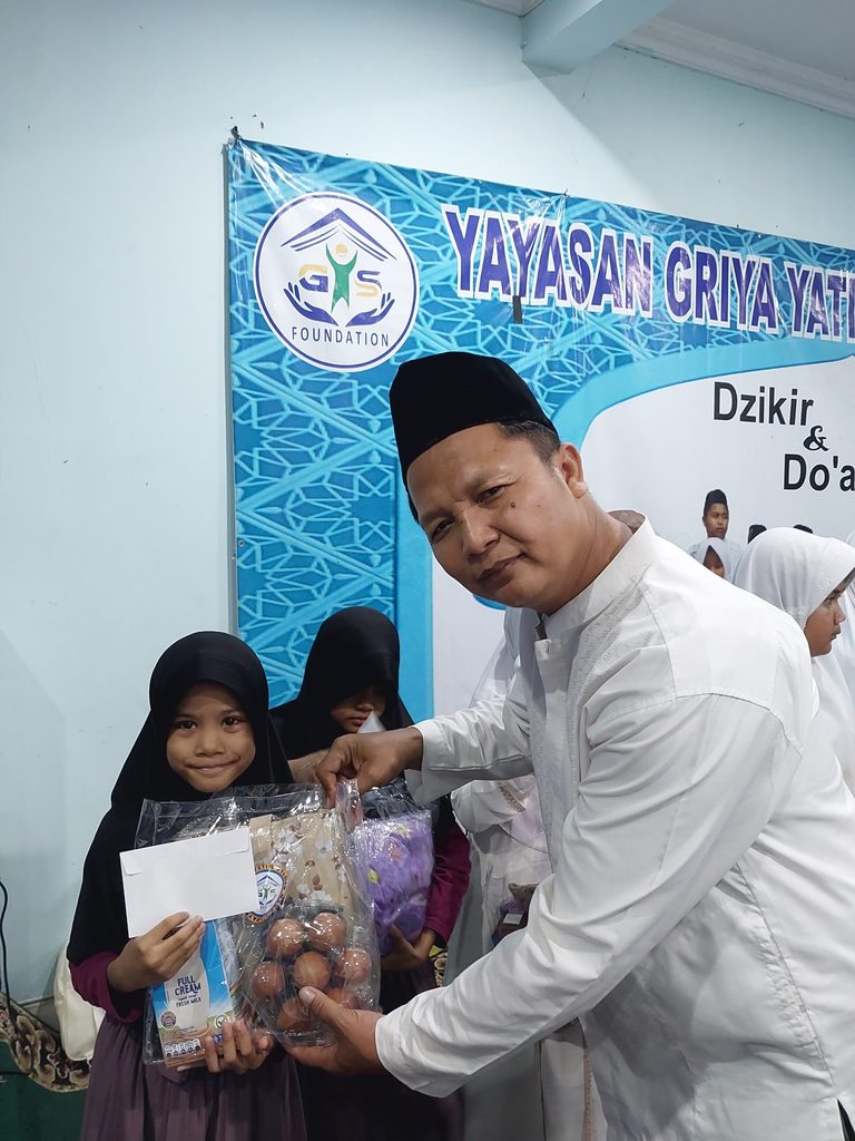 Anak-anak yatim dan dhuafa penerima santunan Maulid Nabi GYS tersenyum bahagia sambil memegang bingkisan gizi, alat sholat, dan uang tunai.