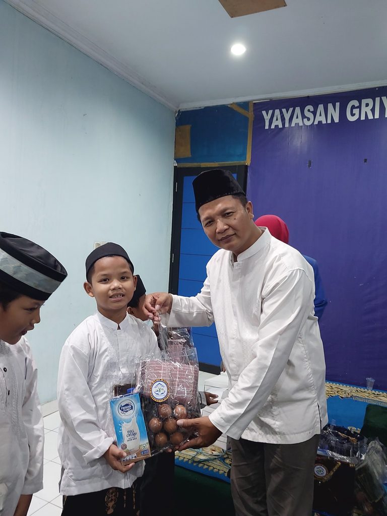 Anak-anak yatim dan dhuafa penerima santunan Maulid Nabi GYS tersenyum bahagia sambil memegang bingkisan gizi, alat sholat, dan uang tunai.