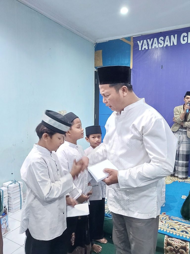 Anak-anak yatim dan dhuafa penerima santunan Maulid Nabi GYS tersenyum bahagia sambil memegang bingkisan gizi, alat sholat, dan uang tunai.