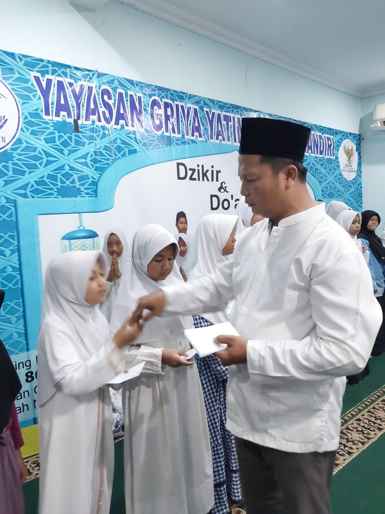 Anak-anak yatim dan dhuafa penerima santunan Maulid Nabi GYS tersenyum bahagia sambil memegang bingkisan gizi, alat sholat, dan uang tunai.